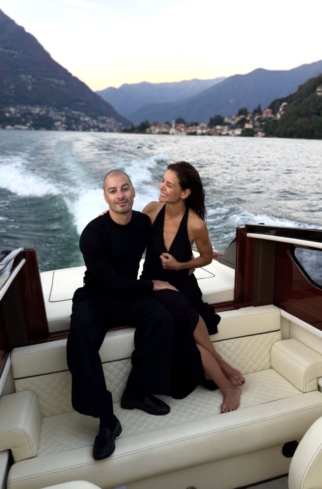 Di foto lainnya, Katie duduk mesra bersama Jason. Keduanya terlihat kompak mengenakan busana serba hitam. Usia tampaknya bukan persoalan bagi pasangan ini. Katie yang lahir pada 1979 kini berusia 47 tahun, sementara Jason lahir pada 1987 dan berusia 39 tahun. Keduanya terpaut delapan tahun. Foto: dok. Instagram