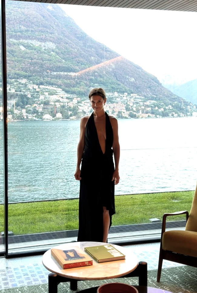 Katie membagikan sejumlah foto perjalanan mereka di Instagram. Salah satunya memperlihatkan dirinya tampil elegan dalam gaun panjang hitam dengan latar pegunungan khas Lake Como. Foto: dok. Instagram
