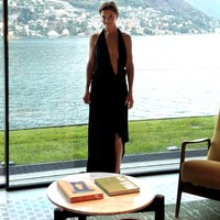 Katie membagikan sejumlah foto perjalanan mereka di Instagram. Salah satunya memperlihatkan dirinya tampil elegan dalam gaun panjang hitam dengan latar pegunungan khas Lake Como. Foto: dok. Instagram