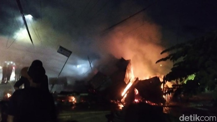 Kebakaran bengkel dan warung makan di Sumenep