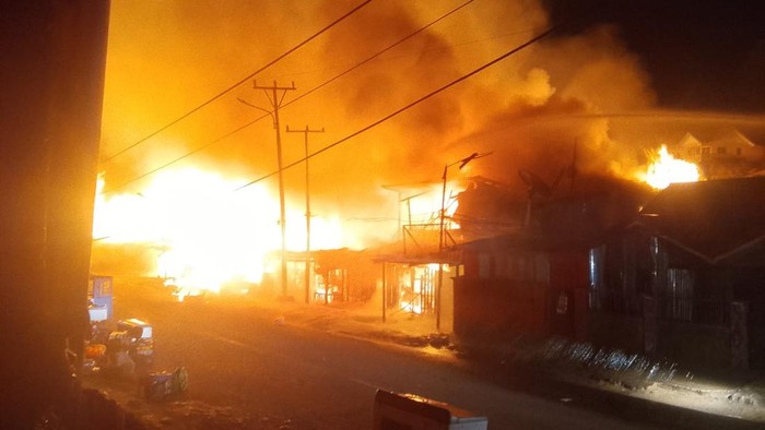 Kebakaran hebat di pasar Kabupaten Paniai, Papua Tengah, menghanguskan 40 rumah dan kios, menewaskan 11 orang.