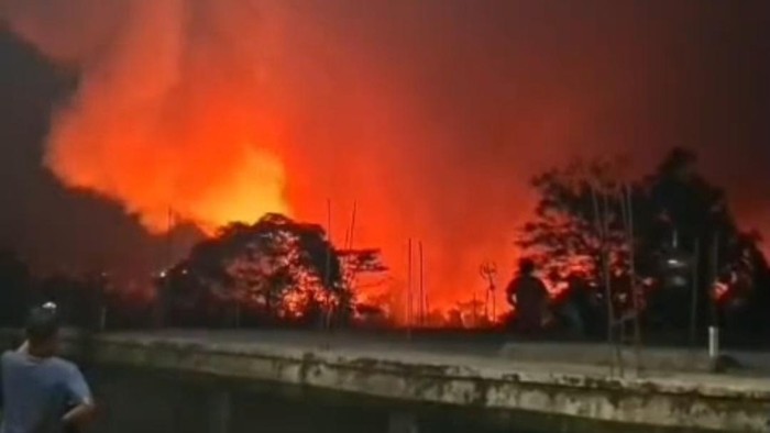 Kebakaran melanda sebuah lahan di seberang tempat pembuangan akhir (TPA) Galuga, Kecamatan Cibungbulang, Bogor, Jawa Barat.
