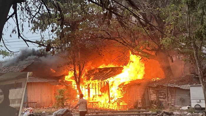 Pasar Kayen di Pati terbakar petang tadi, Senin (7/9/2026).