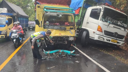 Petugas mengatur lalu lintas di lokasi kecelakaan, tikungan Pura Segara Rupek, Kelurahan Gilimanuk, Kecamatan Melaya, Jembrana, Senin (7/9/2026).