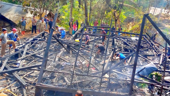 Kediaman Sekdes Sirnaresmi Sukabumi luluh lantak usai terbakar hebat Senin (7/9/2026).