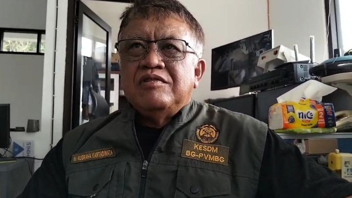 Ketua Tim Tanggap Darurat Gunung Anak Krakatau, M Nugraha Kartadinata, di Pos Pengamatan Gunung Api Anak Krakatau