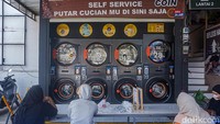 Masyarakat di wilayah terdampak diimbau tetap waspada dan mengikuti arahan resmi terkait potensi bahaya abu vulkanik lanjutan.