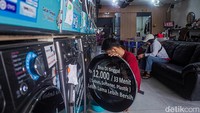 Erupsi Gunung Anak Krakatau yang berlangsung sejak 4 September 2026 menyebabkan sebaran abu vulkanik menyelimuti sejumlah wilayah, termasuk kawasan Pondok Betung, Kecamatan Pondok Aren, Tangerang Selatan, Senin (7/9/2026).