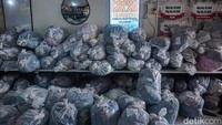 Sejumlah warga akhirnya memilih menggunakan jasa laundry koin di Jalan Ceger Raya sebagai solusi praktis untuk mencuci dan mengeringkan pakaian.