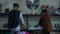 Fasilitas pengering pada mesin laundry koin dinilai lebih aman dibandingkan menjemur pakaian secara konvensional di tengah kondisi udara berabu.