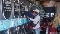 BMKG sebelumnya mengonfirmasi sebaran abu vulkanik telah menjangkau wilayah Banten, DKI Jakarta, Jawa Barat, hingga Bengkulu.