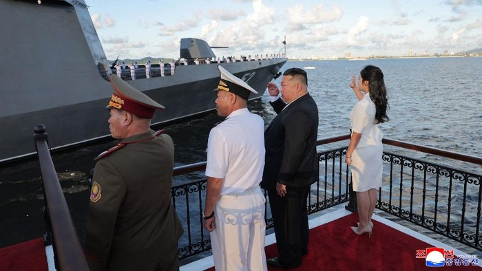 Kim Jong Un didampingi putrinya, Kim Ju Ae, saat meresmikan kapal perang Korut, Kang Kon (AFP/KCNA)