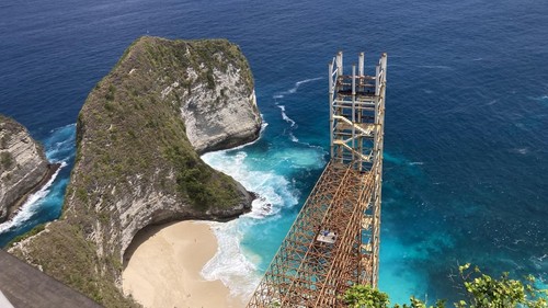 Kondisi proyek lift kaca milik PT Indonesia Kaishi Tourism Property Investment Development Group di Pantai Kelingking, Nusa Penida, Klungkung, Bali, Senin (7/6/2026). (Fatih Kudus Jaelani/detikBali)