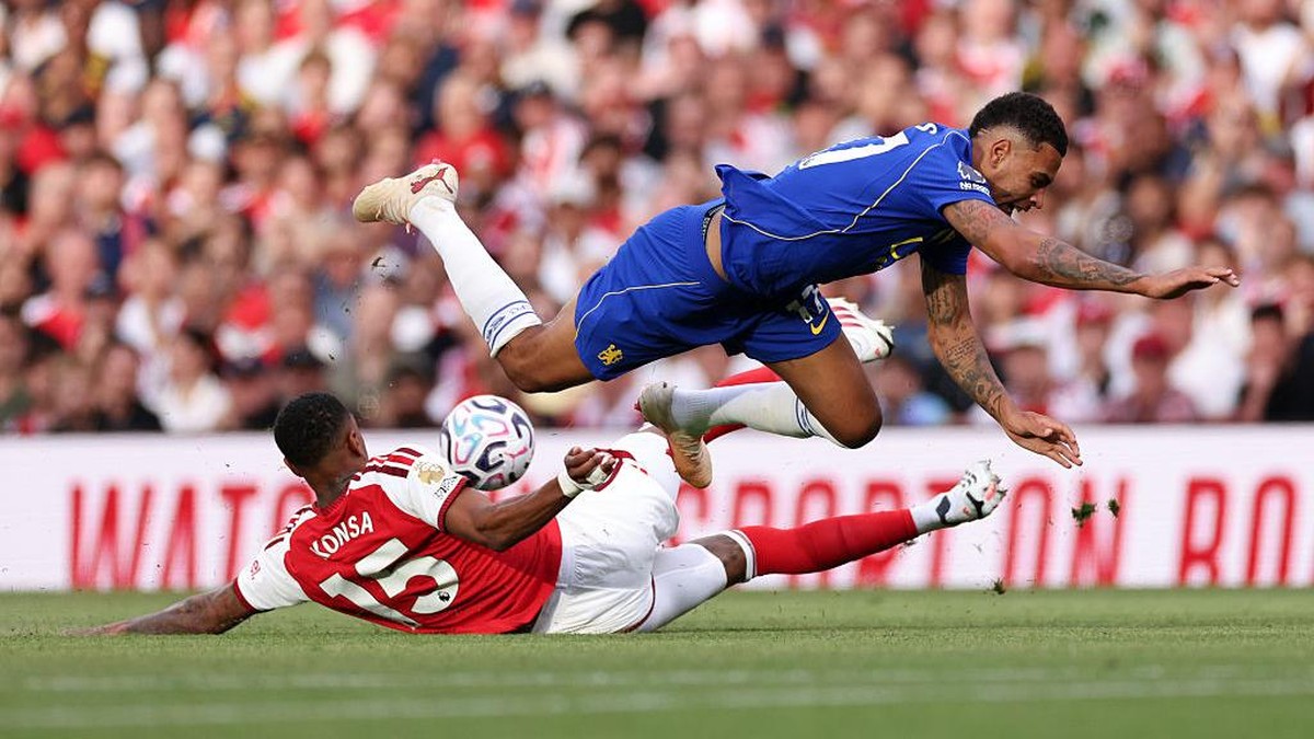 Momen tekel Ezri Konsa yang membuat stadion bergemuruh. (Foto: Getty Images/Marc Atkins)