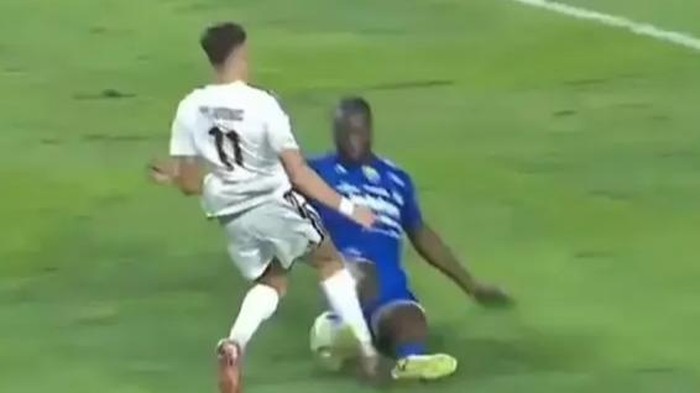 Luka Bulatovic terjatuh usai berduel dengan Gabriel Mutombo di kotak pertahanan Persib.