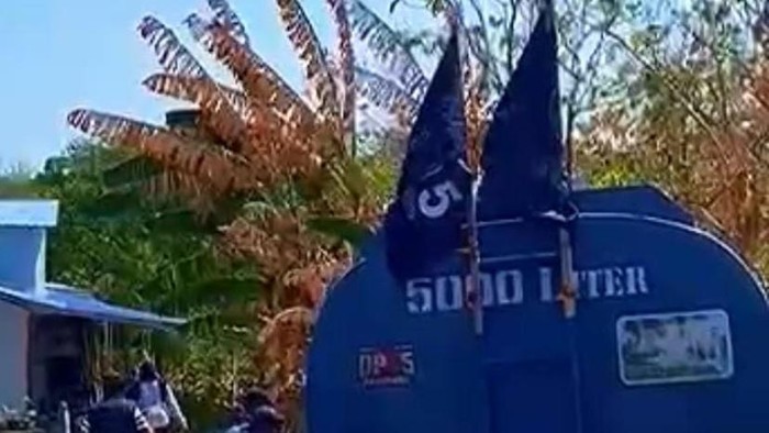 Mobil PDAM Parepare dipasangi bendera NasDem saat salurkan air bersih.