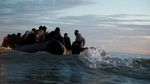 Nekat Seberangi Selat Inggris, Migran Berdesakan Naik Perahu Karet dari Prancis