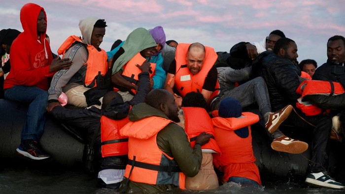 Sejumlah migran terlihat berusaha meninggalkan pesisir Prancis utara menggunakan perahu karet untuk menyeberangi Selat Inggris menuju Inggris. Aktivitas tersebut berlangsung di pantai Petit-Fort-Philippe, Gravelines, dekat Calais, Prancis, pada 6 September 2026. REUTERS