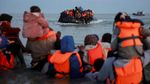 Nekat Seberangi Selat Inggris, Migran Berdesakan Naik Perahu Karet dari Prancis