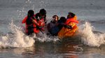 Nekat Seberangi Selat Inggris, Migran Berdesakan Naik Perahu Karet dari Prancis