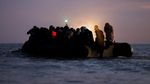 Nekat Seberangi Selat Inggris, Migran Berdesakan Naik Perahu Karet dari Prancis