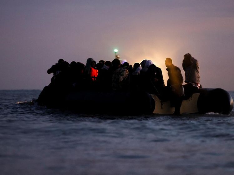 Nekat Seberangi Selat Inggris, Migran Berdesakan Naik Perahu Karet dari Prancis