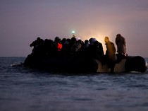 Nekat Seberangi Selat Inggris, Migran Berdesakan Naik Perahu Karet dari Prancis