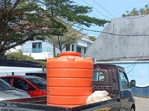 Warga Makassar Puji Armada Pikap PDAM Pasok Air Bersih di Lorong Sempit
