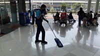 Cerita Petugas Kebersihan Kerja Keras Bersihkan Abu Tebal Bandara Soetta