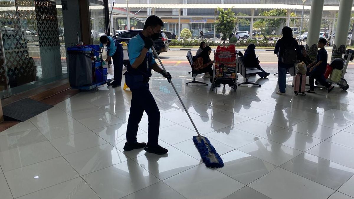 Cerita Petugas Kebersihan Kerja Keras Bersihkan Abu Tebal Bandara Soetta