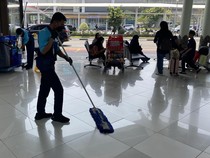 Cerita Petugas Kebersihan Kerja Keras Bersihkan Abu Tebal Bandara Soetta