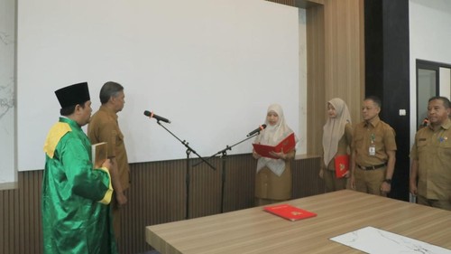 Wabup Lombok Barat Nurul Adha, melantik Penjabat (Pj) Sekda Lombok Barat, Saeful Ahkam, Senin (7/9/2026). (Dok. Pemkab Lombok Barat)