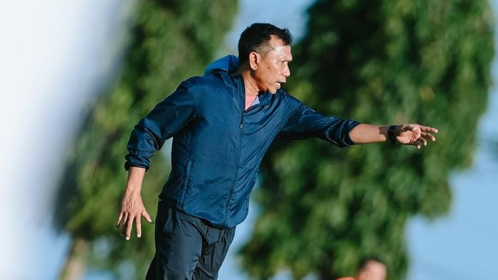 Pelatih PSIS, Widodo C Putro saat memimpin sesi latihan tim.