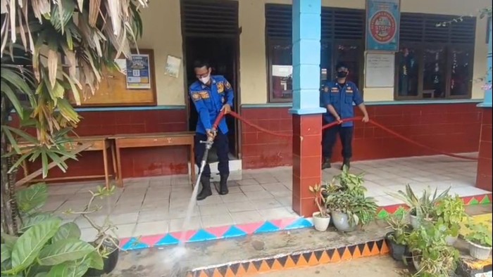 Pembersihan sekolah akibat abu vulkanik GAK.