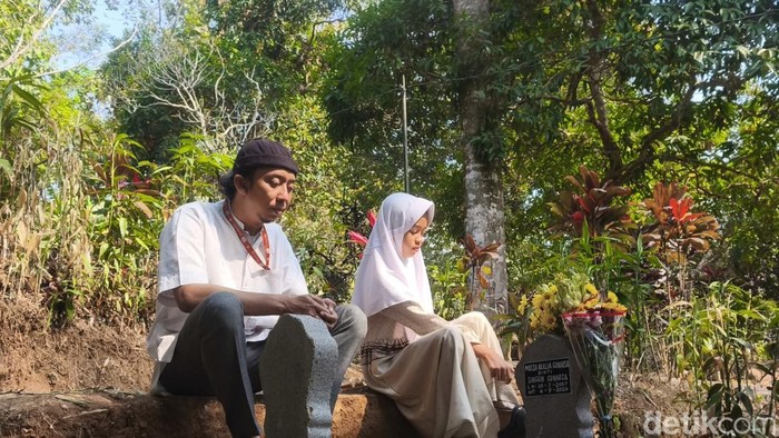 Ayah Mozza, Singgih Gunarsa bersama adik Mozza ziarah ke makam Mozza di Desa Gebugan, Bergas, Kabupaten Semarang, Senin (7/9/2026).