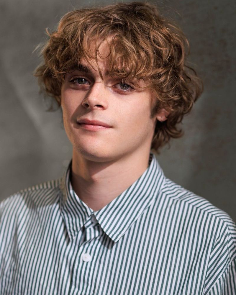 Pemeran Serial Harry Potter Billy Barratt memerankan Tom Marvolo Riddle atau Lord Voldemort versi muda.