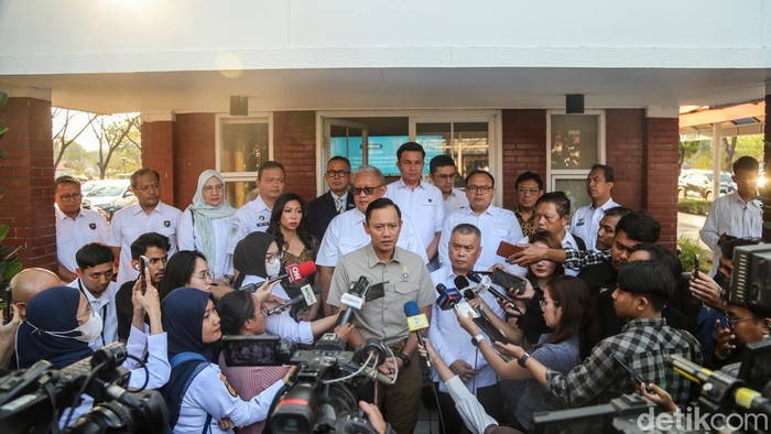 Menteri Koordinator Bidang Infrastruktur dan Pembangunan Kewilayahan, Agus Harimurti Yudhoyono (AHY) berbareng Menteri Perhubungan Dudy Purwagandhi memberikan keterangan pers di Posko Bandara Soekarno-Hatta, Tangerang, Banten, Senin (7/9/2026). Tercatat 2.961 penerbangan dan sekitar 341.000 penumpang terdampak erupsi Anak Krakatau.