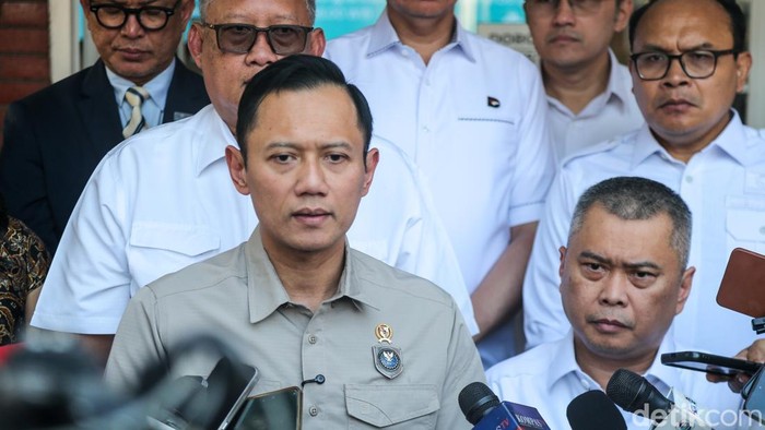 Pemerintah Sebut 2.961 Penerbangan Terdampak Erupsi Anak Krakatau Menteri Koordinator Bidang Infrastruktur dan Pembangunan Kewilayahan, Agus Harimurti Yudhoyono (AHY) berbareng Menteri Perhubungan Dudy Purwagandhi memberikan keterangan pers di Posko Bandara Soekarno-Hatta, Tangerang, Banten, Senin (7/9/2026). Tercatat 2.961 penerbangan dan sekitar 341.000 penumpang terdampak erupsi Anak Krakatau.