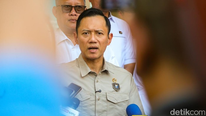 Pemerintah Sebut 2.961 Penerbangan Terdampak Erupsi Anak Krakatau Menteri Koordinator Bidang Infrastruktur dan Pembangunan Kewilayahan, Agus Harimurti Yudhoyono (AHY) berbareng Menteri Perhubungan Dudy Purwagandhi memberikan keterangan pers di Posko Bandara Soekarno-Hatta, Tangerang, Banten, Senin (7/9/2026). Tercatat 2.961 penerbangan dan sekitar 341.000 penumpang terdampak erupsi Anak Krakatau.