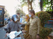 Walkot Tangerang Bagikan Masker Imbas Abu Vulkanik Gunung Anak Krakatau
