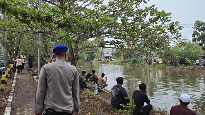 Pencarian relawan pemadam yang tenggelam di Banjarmasin.