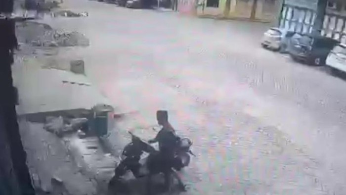 Pelaku saat mencuri motor korban di Deli Serdang
