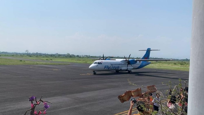 Penerbangan Jember-Jakarta terdampak penutupan bandara imbas erupsi Gunung Anak Krakatau.