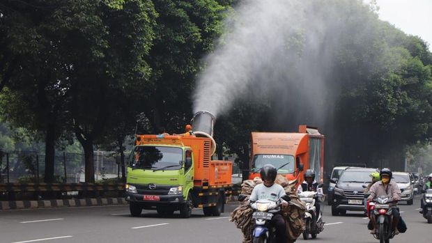 Penyiraman air di Jakarta untuk penanganan abu vulkanik imbas erupsi Gunung Anak Krakatau
