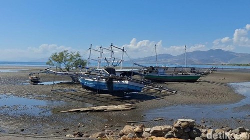 Perahu nelayan di Nagekeo, NTT, rusak akibat gempa.