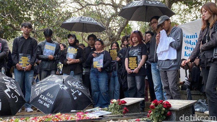 Peringatan 22 tahun kematian pejuang HAM Munir di TPU Sisir, Kota Batu