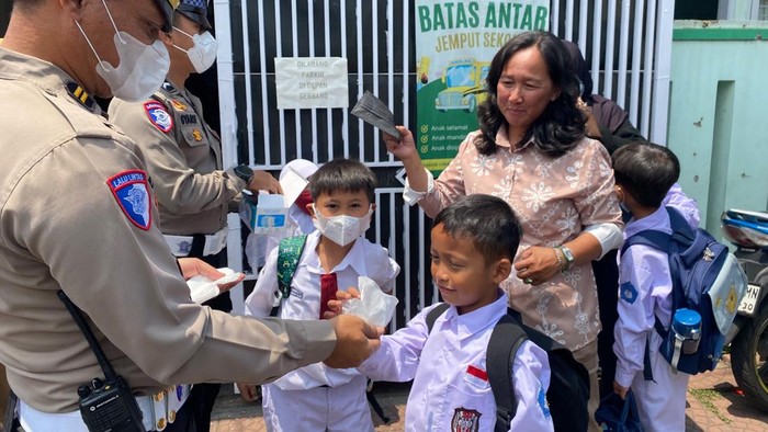 Personel Polres Cimahi Bagi-bagi Masker ke Pelajar