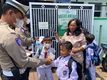 Polisi Bagi Masker di Cimahi Antisipasi Abu Anak Krakatau