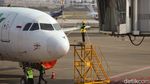Pesawat di Bandara Soetta Dibersihkan dari Abu Vulkanik
