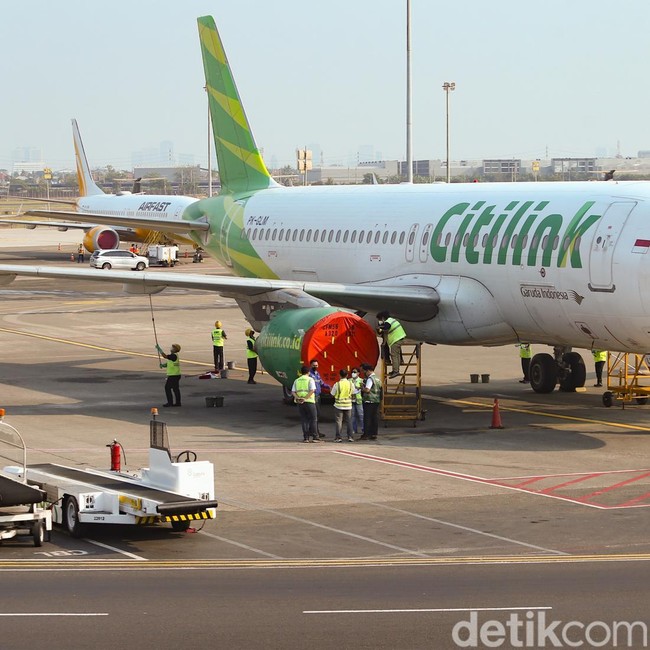 Pesawat di Bandara Soetta Dibersihkan dari Abu Vulkanik